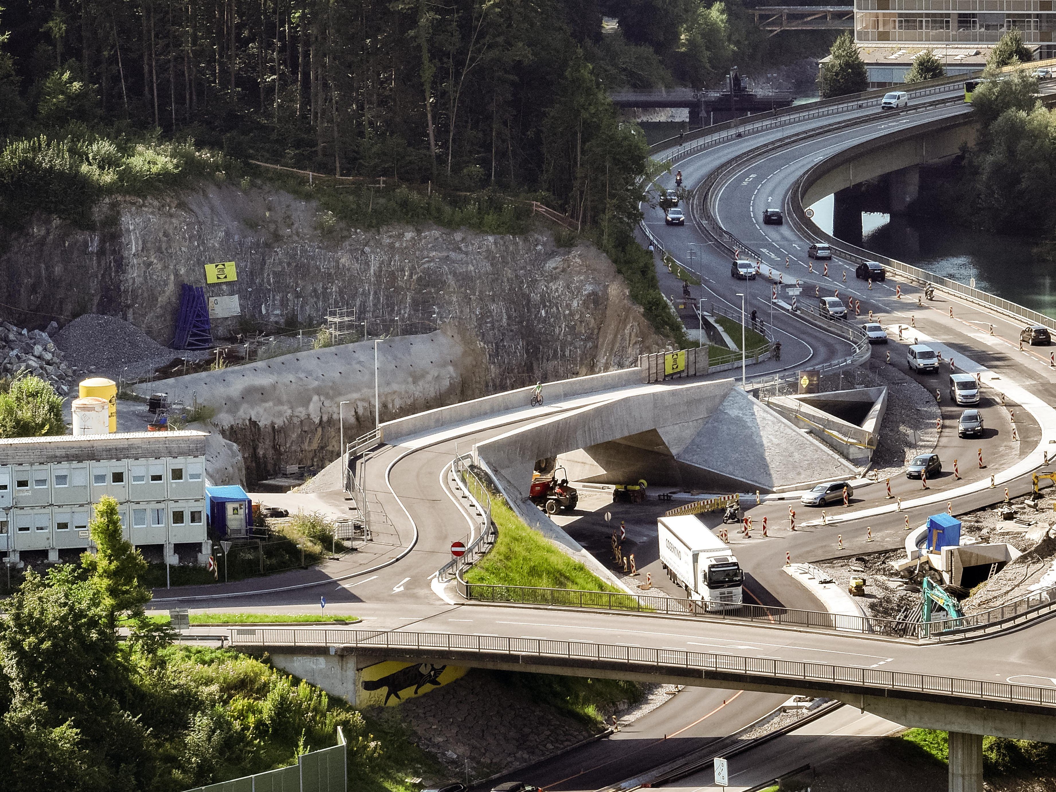 Sprengarbeiten schleudern Felsbrocken auf Straße (SYMBOLBILD)