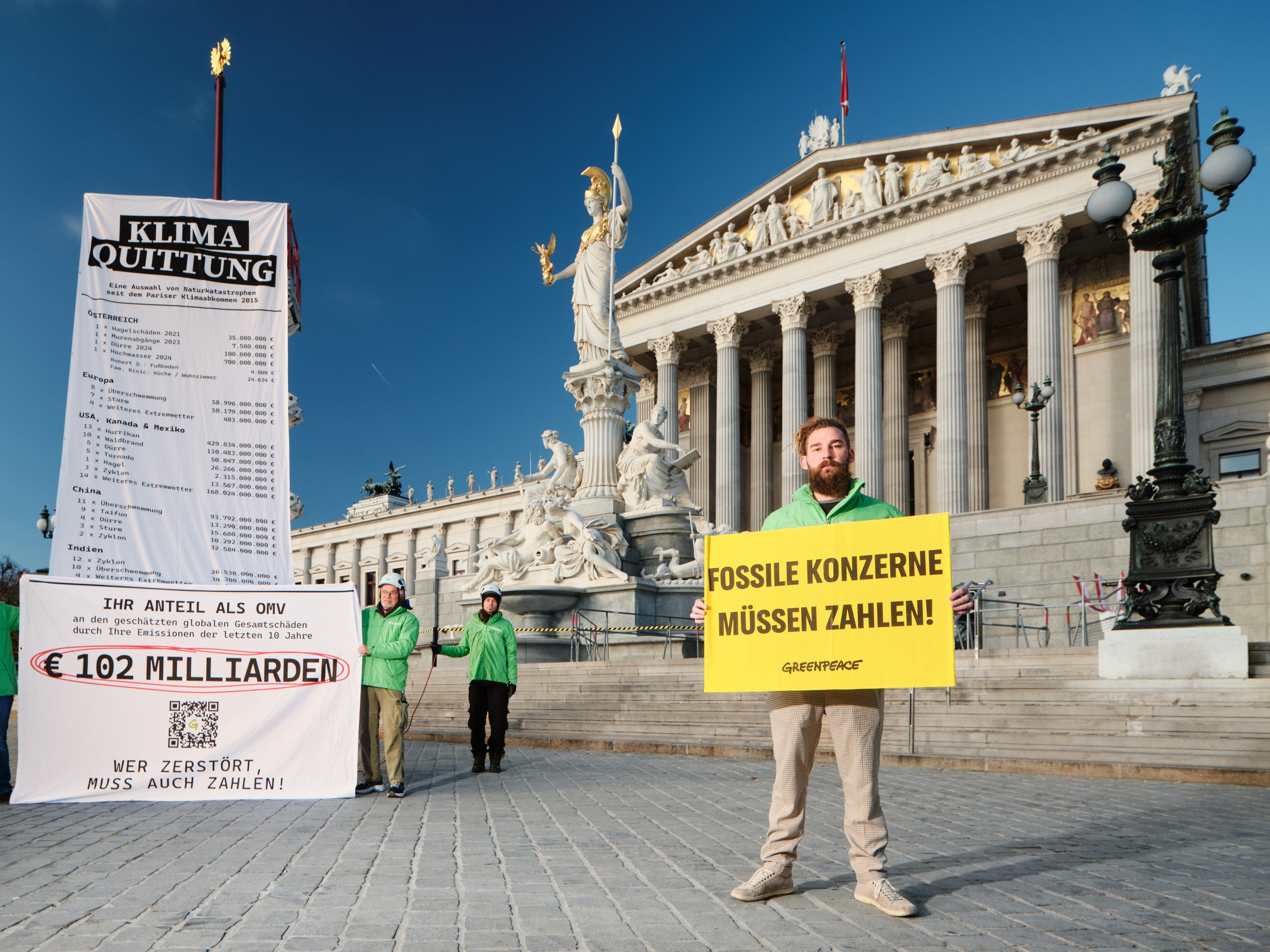 greenpeace-protestiert-mit-quot-klima-quittung-quot-vor-dem-parlament-in-wien-gegen-die-omv
