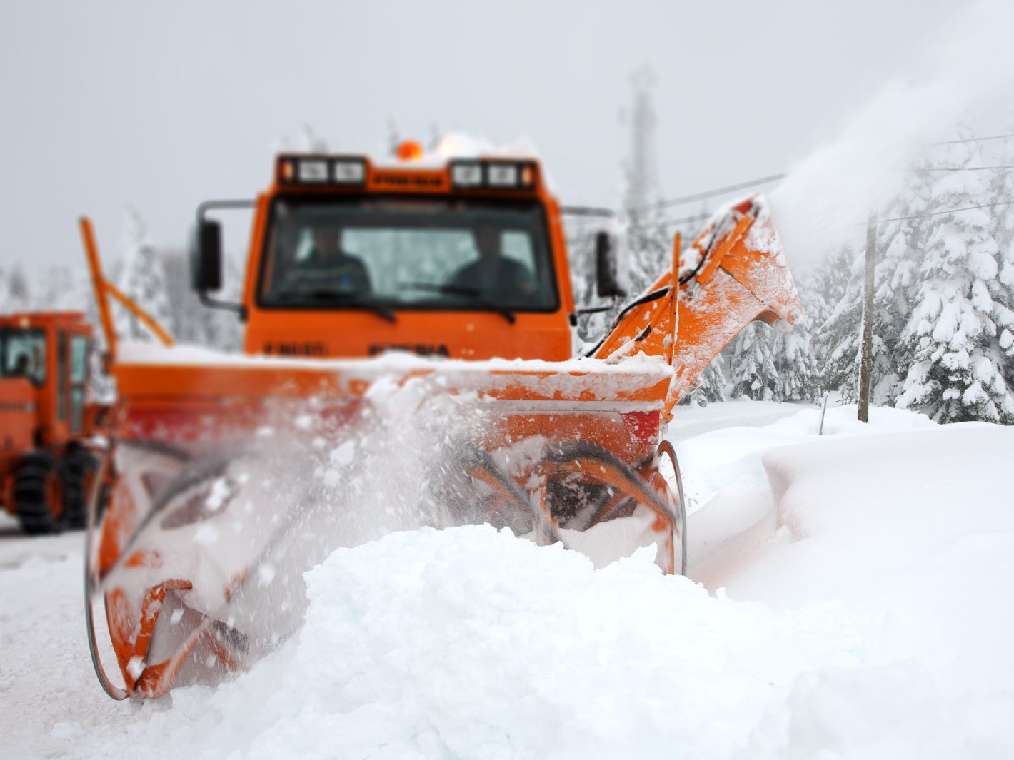 Winterliche Bedingungen führen zu Straßensperren.