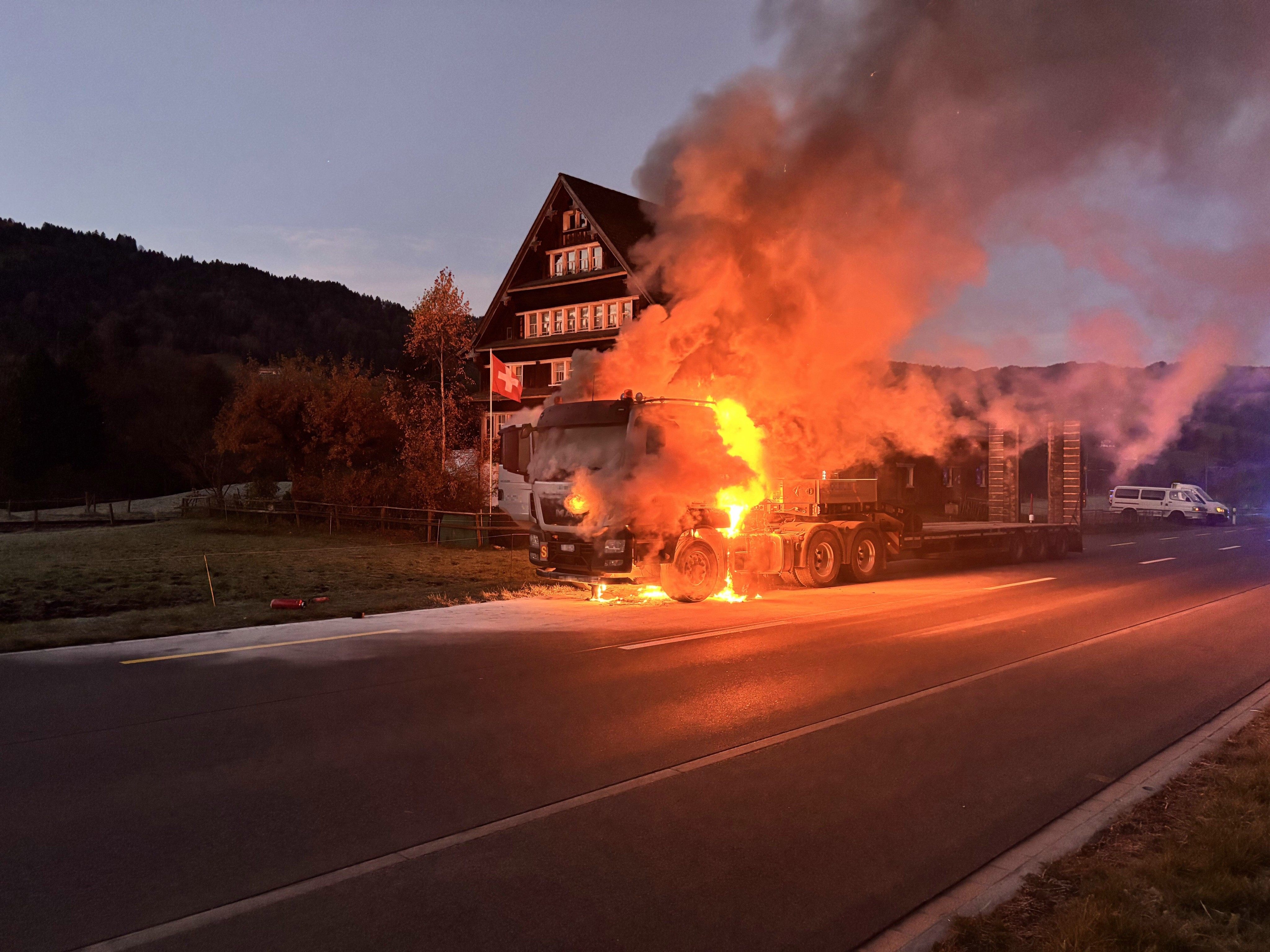 Lastwagen-in-Vollbrand-Umweltalarm-nach-Feuer-auf-Umfahrungsstra-e
