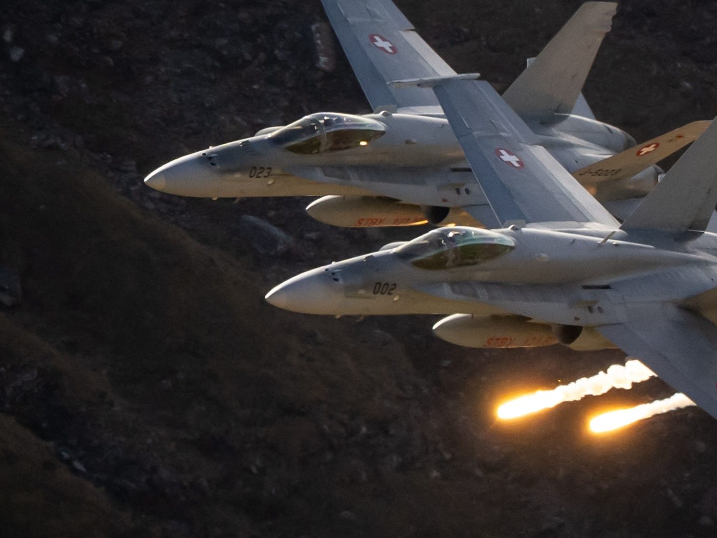 Zwei F/A-18 der Schweizer Luftwaffe bei einer Übung während des jährlichen Fliegerschiessens über dem Axalp-Gelände im Berner Oberland.