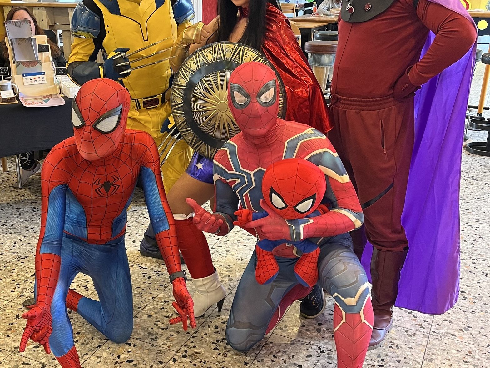 Viele Kostümierte Fans freuen sich auf gemeinsame Fotos mit den Besuchern.