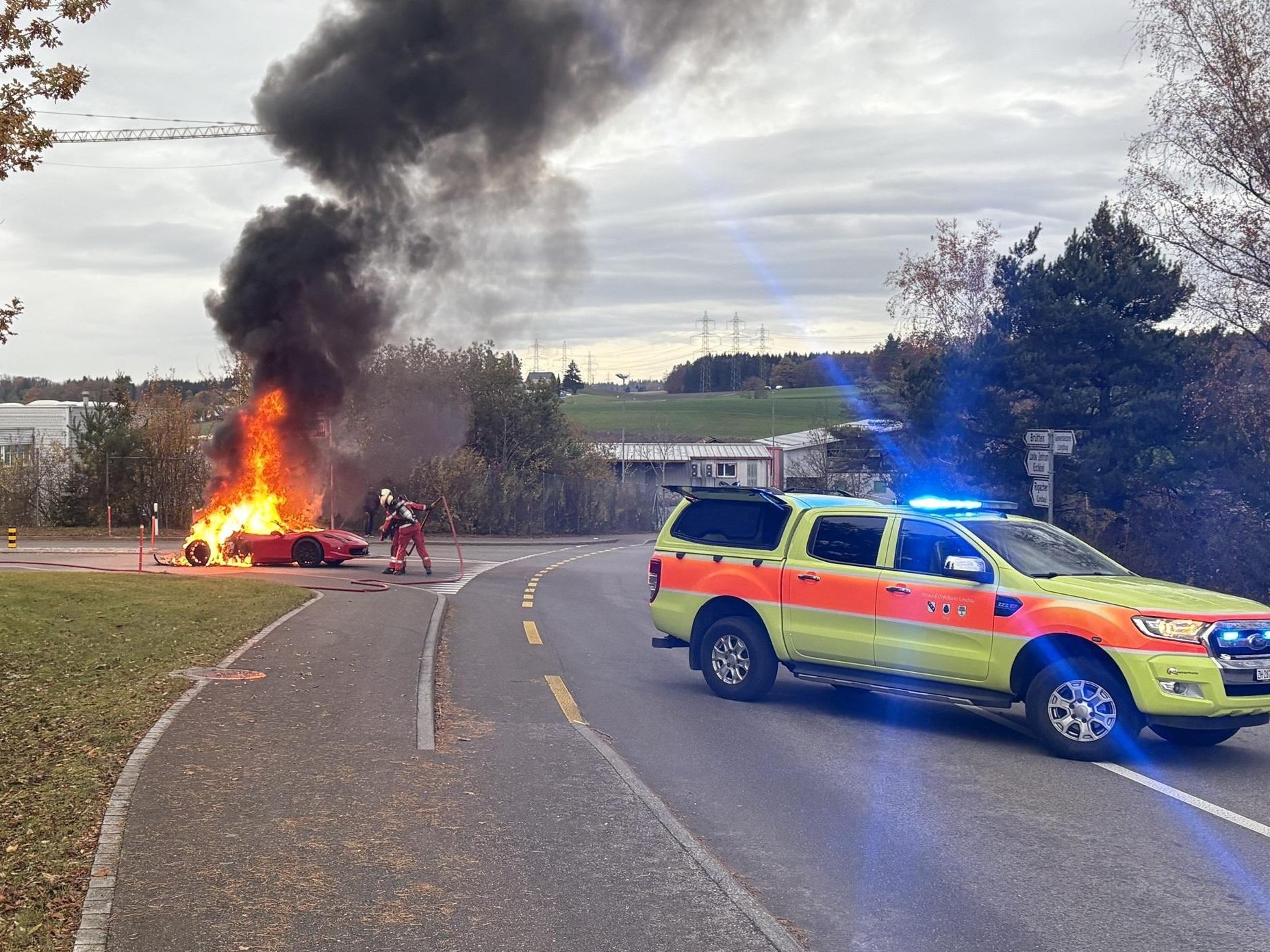 Der teure italienische Sportwagen in Flammen.