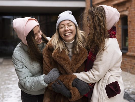 Jugendliche-schenken-w-rmende-Worte