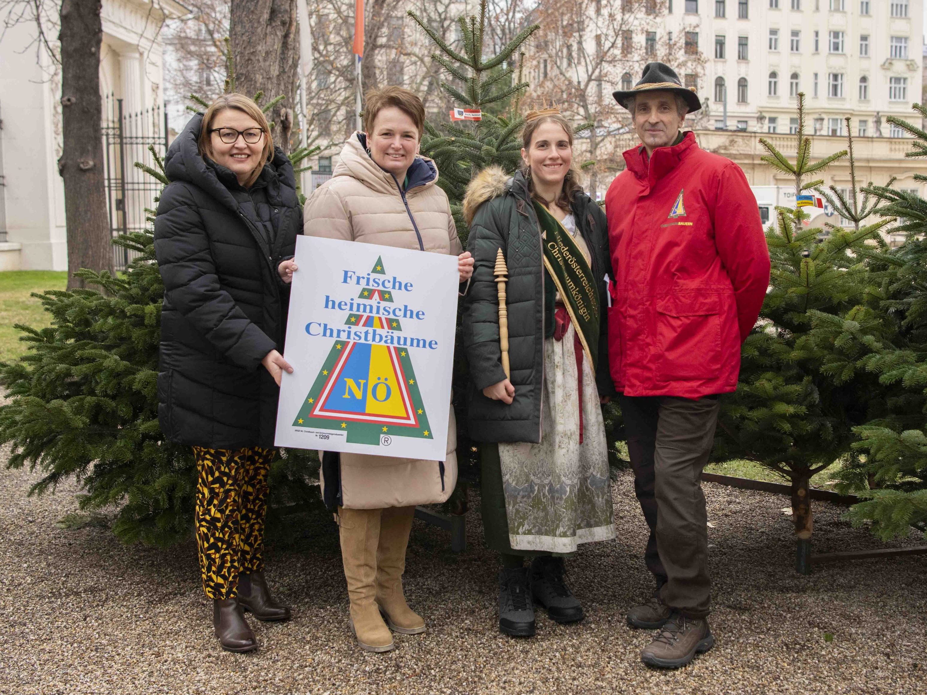(v.l.): AMA-Geschäftsführerin Christina Mutenthaler-Sipek, Landwirtschaftskammer NÖ-Vizepräsidentin Andrea Wagner, Christbaumkönigin Ricarda Reithner und Obmann der NÖ Christbaumbauern Josef Reithner.