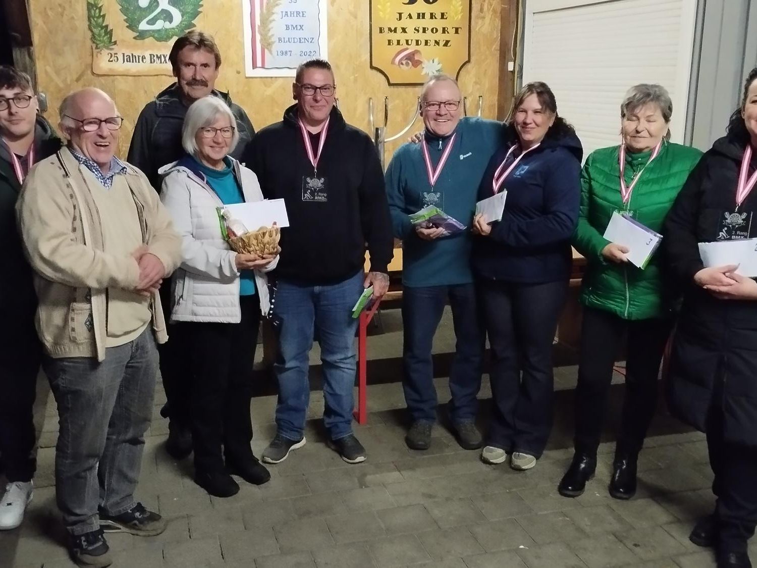 BMX-Clubmitglieder-hatten-Riesenspass-beim-Dart-038-L-ttleschiessen-im-Clubhaus