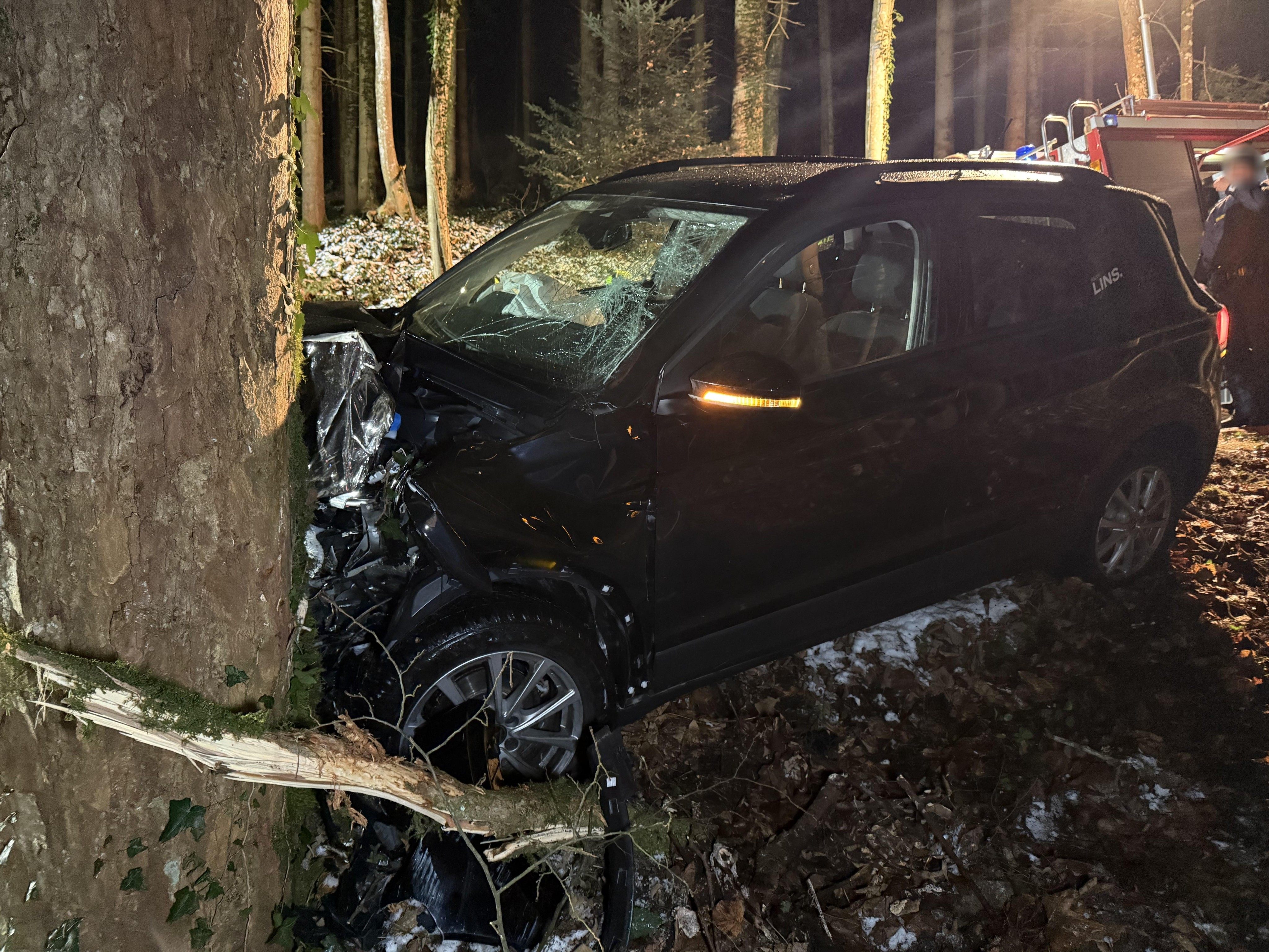 Aus noch bislang ungeklärter Ursache verlor der Fahrer die Kontrolle über sein Fahrzeug und krachte gegen einen Baum.