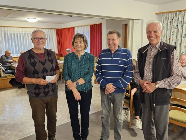 PVÖ-Obmann Elmar Mayer mit den erfolgreichsten JasserInnen.