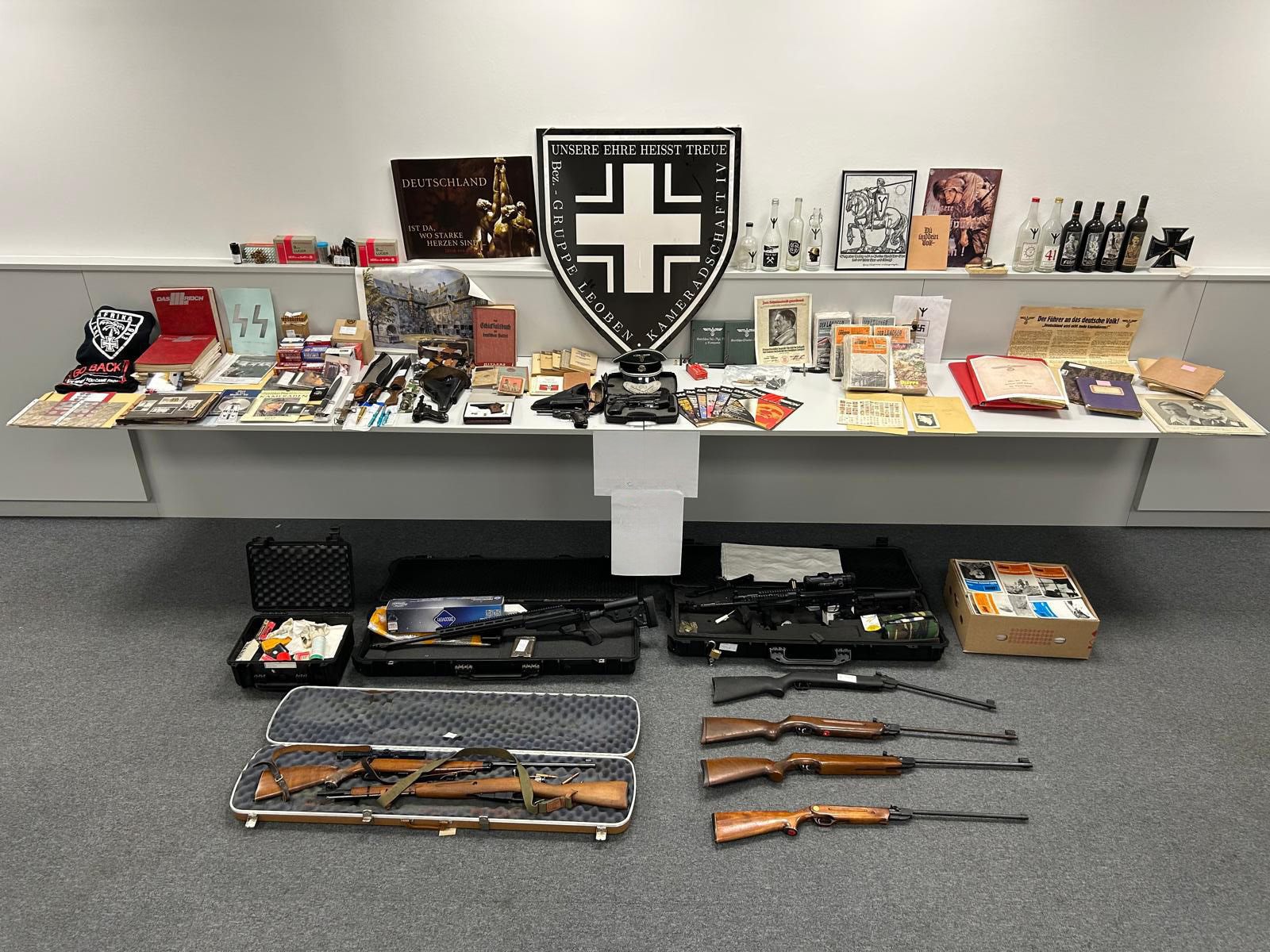 Waffen, Drogen und NS-Symbole: Razzia bei 44-Jährigem in Leoben