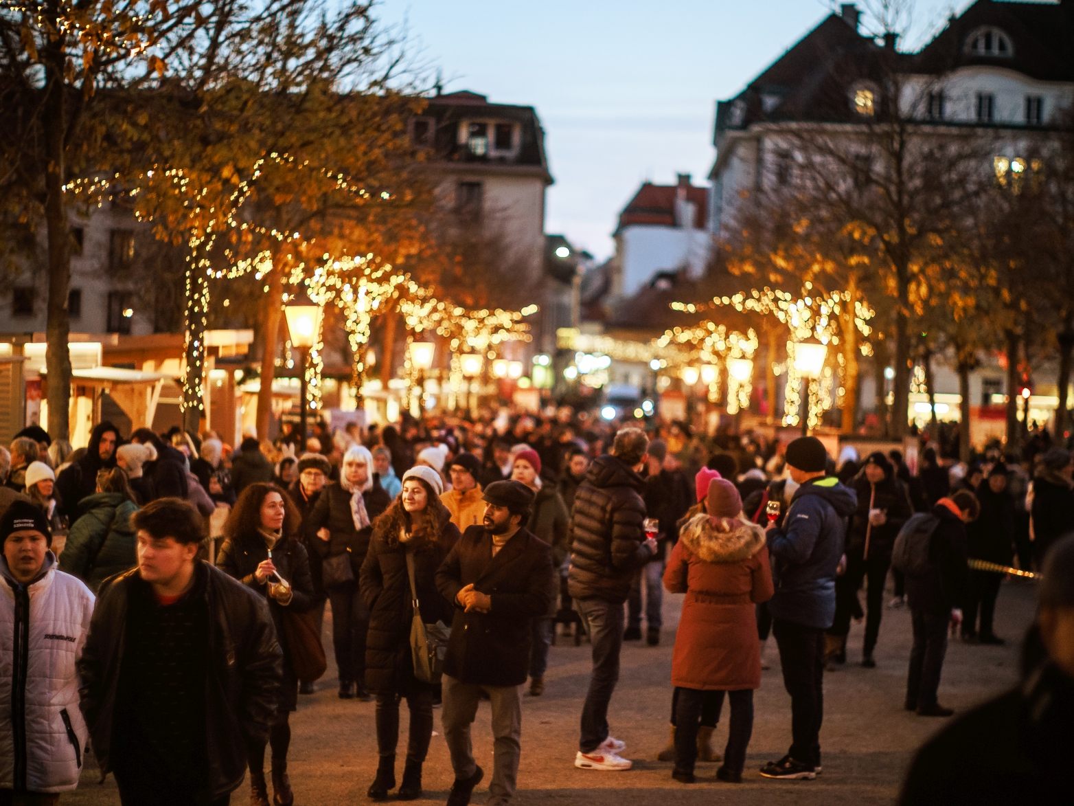 Leopoldimarkt-im-Kurpark-Baden-Handwerk-Genuss-und-Laternenfest