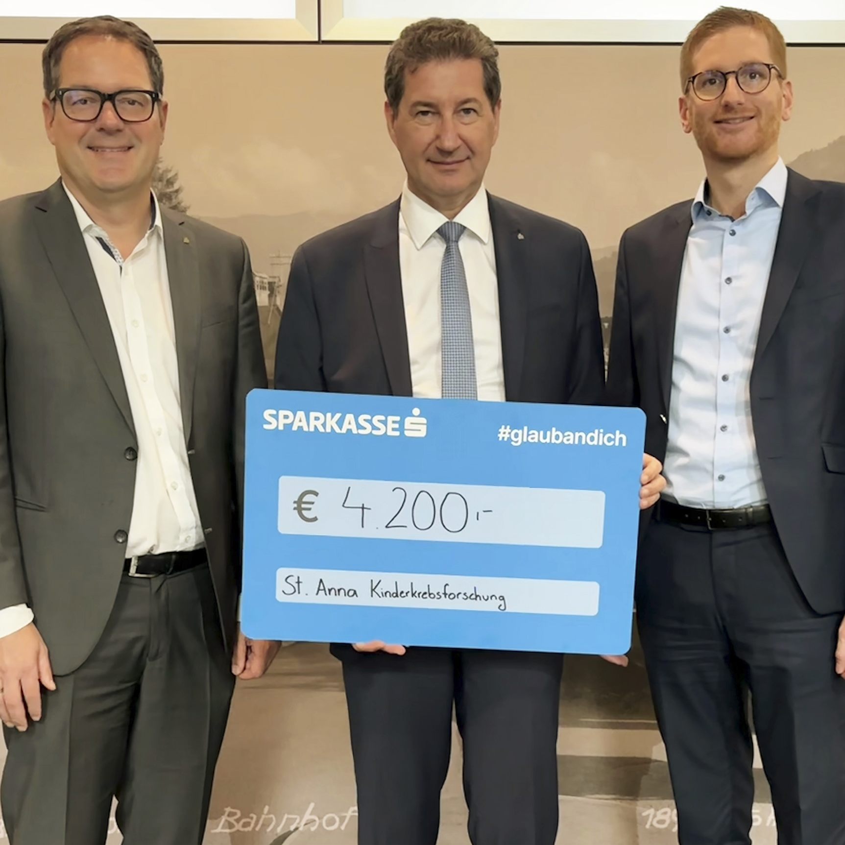 (v. l.): Die Vorstandsdirektoren Mag. Martin Jäger, MBA und Harald Giesinger sowie Dominic Stecher, BA, Leiter Filiale Dornbirn-Stadt