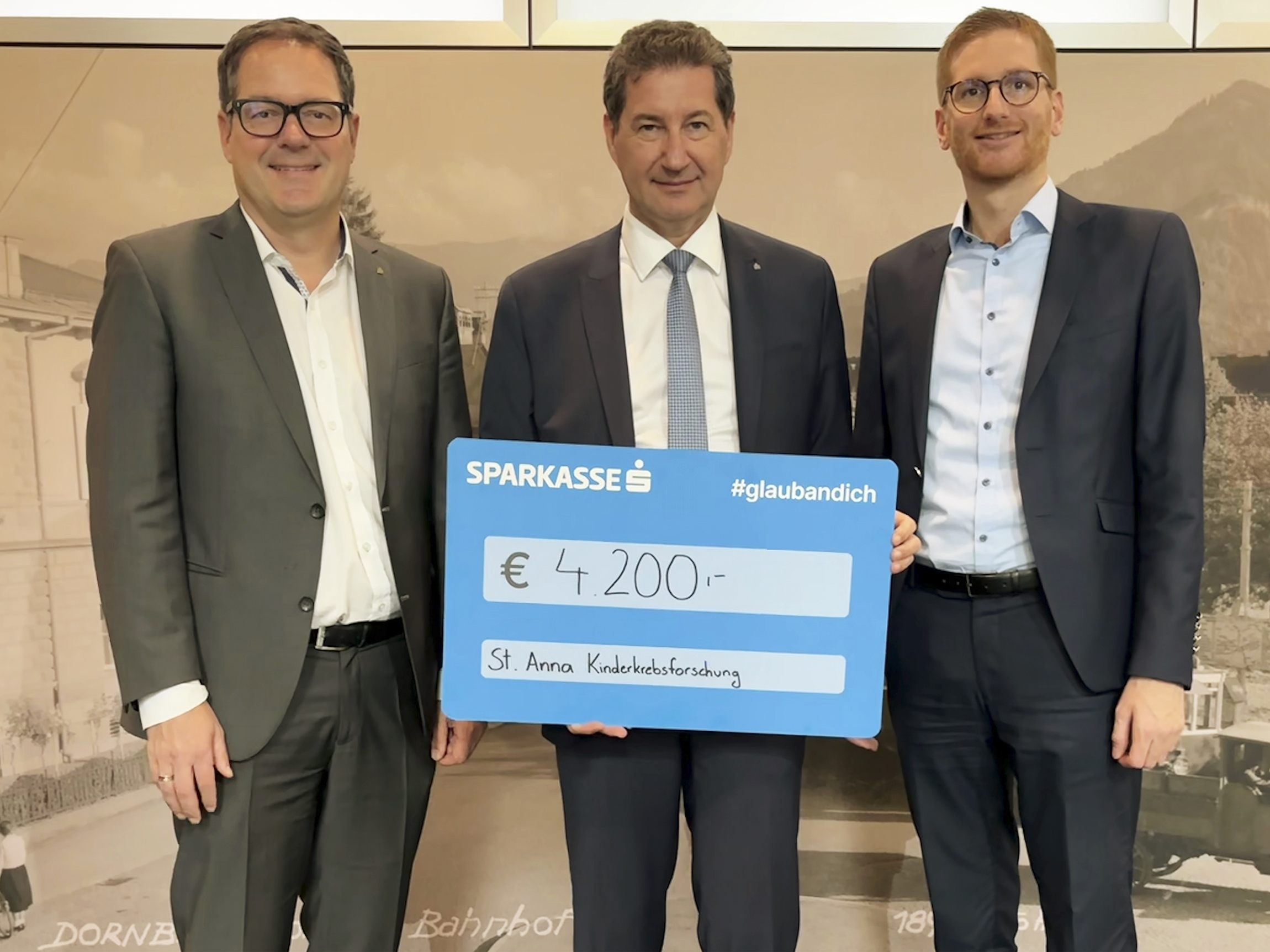 (v. l.): Die Vorstandsdirektoren Mag. Martin Jäger, MBA und Harald Giesinger sowie Dominic Stecher, BA, Leiter Filiale Dornbirn-Stadt