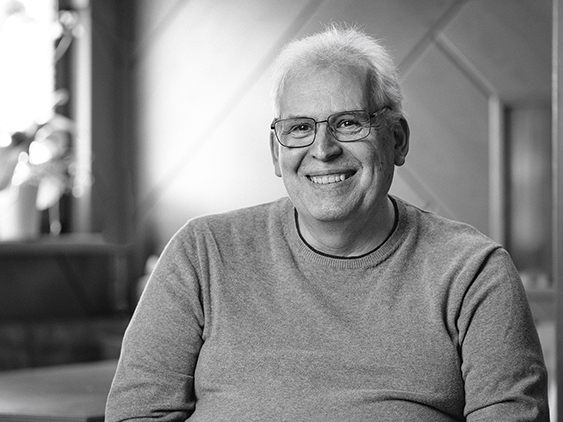 Günter Taucher erzählt im Museum des Wandels von seinem Arbeitsleben als Stricker. (Foto: Hanno Mackowitz)