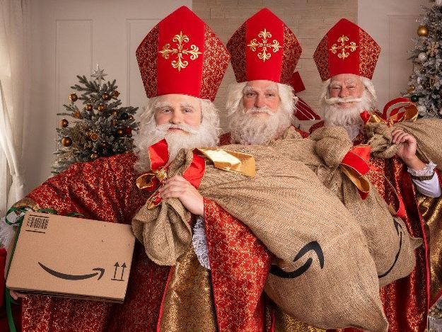 Amazon Nikolaushelfer Aktion am Weihnachtsmarkt Schloss Schönbrunn.