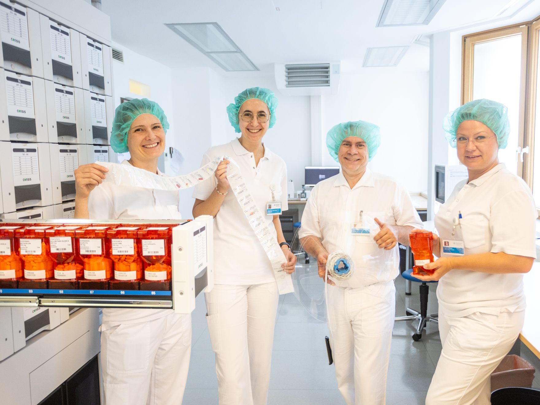 In der zentralen Apotheke der Vinzenz Kliniken Wien werden Tabletten und Kapseln automatisch "eingetütet".