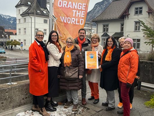 Vizebürgermeisterin Andrea Mallitsch und Bürgermeister Simon Tschann mit den Frauen von „Soroptimist“ beim Hissen der Fahne vor dem Bludenzer Rathaus.