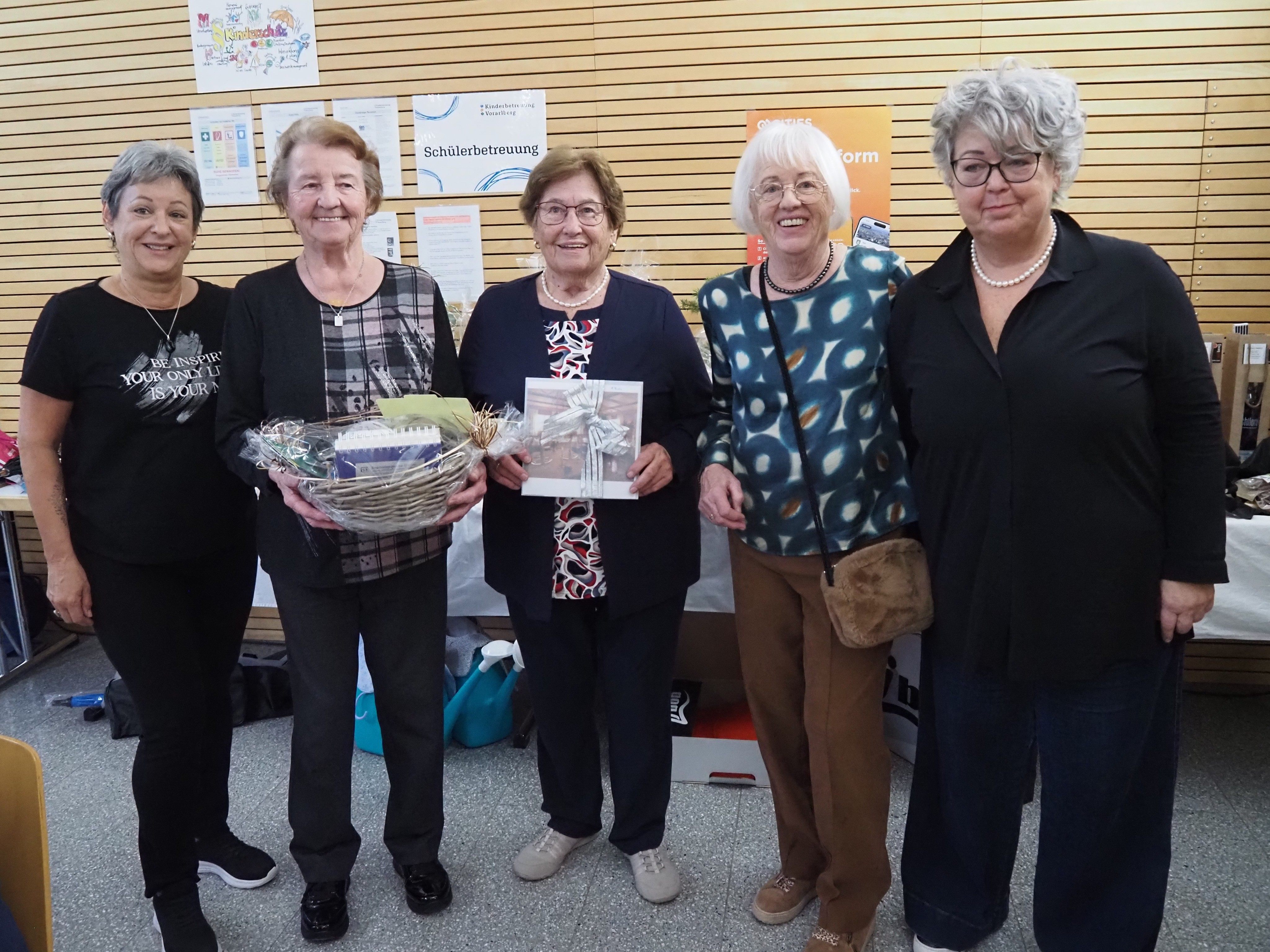 Preisjassen-im-Foyer-der-Volksschule-Sulz