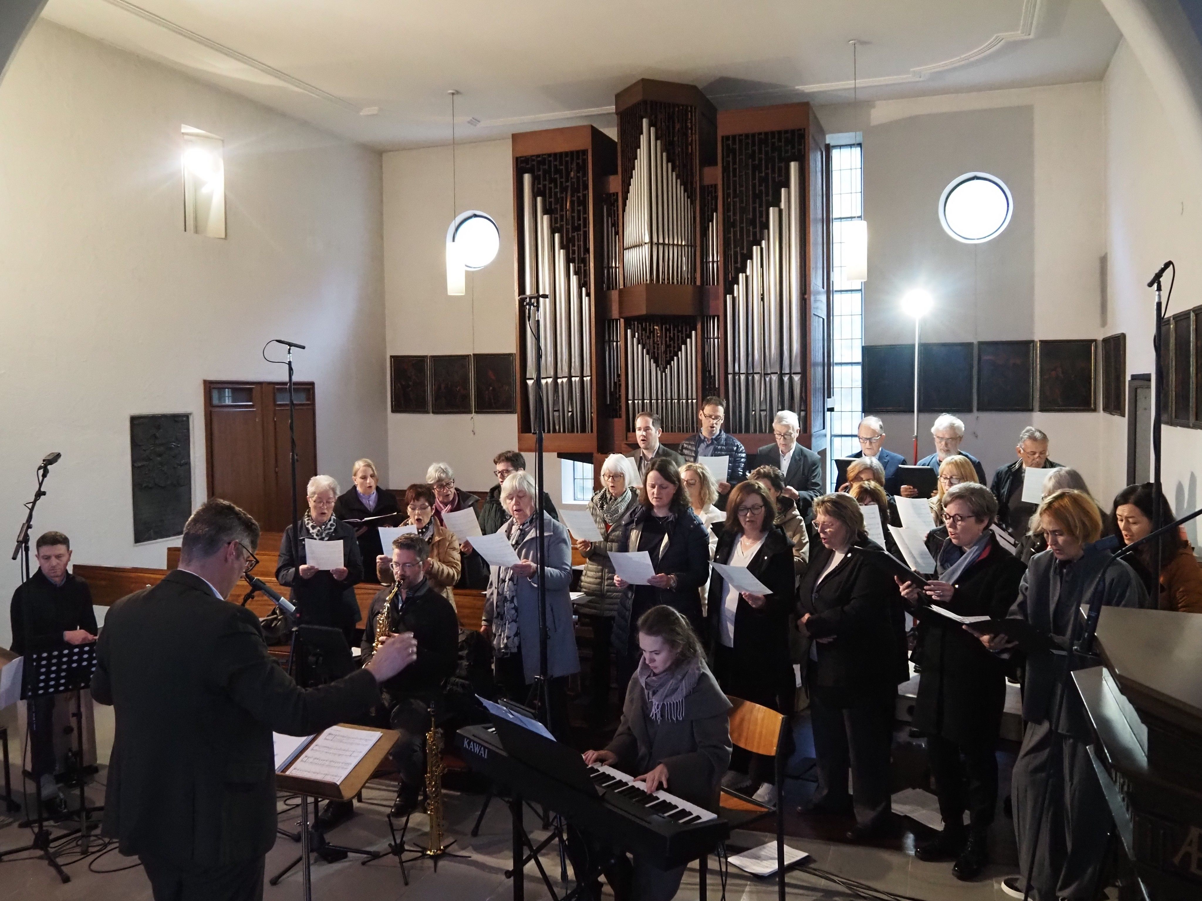 Der Kirchenchor Weiler mit Chorleiter Michael Fliri und Instrumentalisten