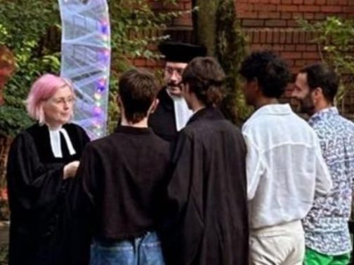 Eine Berliner Pfarrerin traut vier Männer in einer symbolischen Zeremonie.