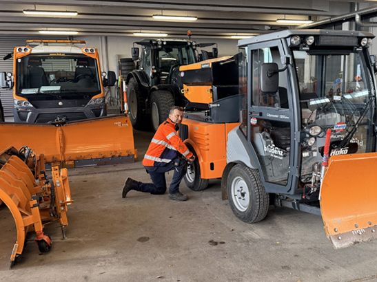 Mit Schneepflug, Traktor und Streufahrzeug im Einsatz: Der Winterdienst der Stadt Bludenz sorgt auch bei starkem Schneefall für sichere Verkehrswege.
