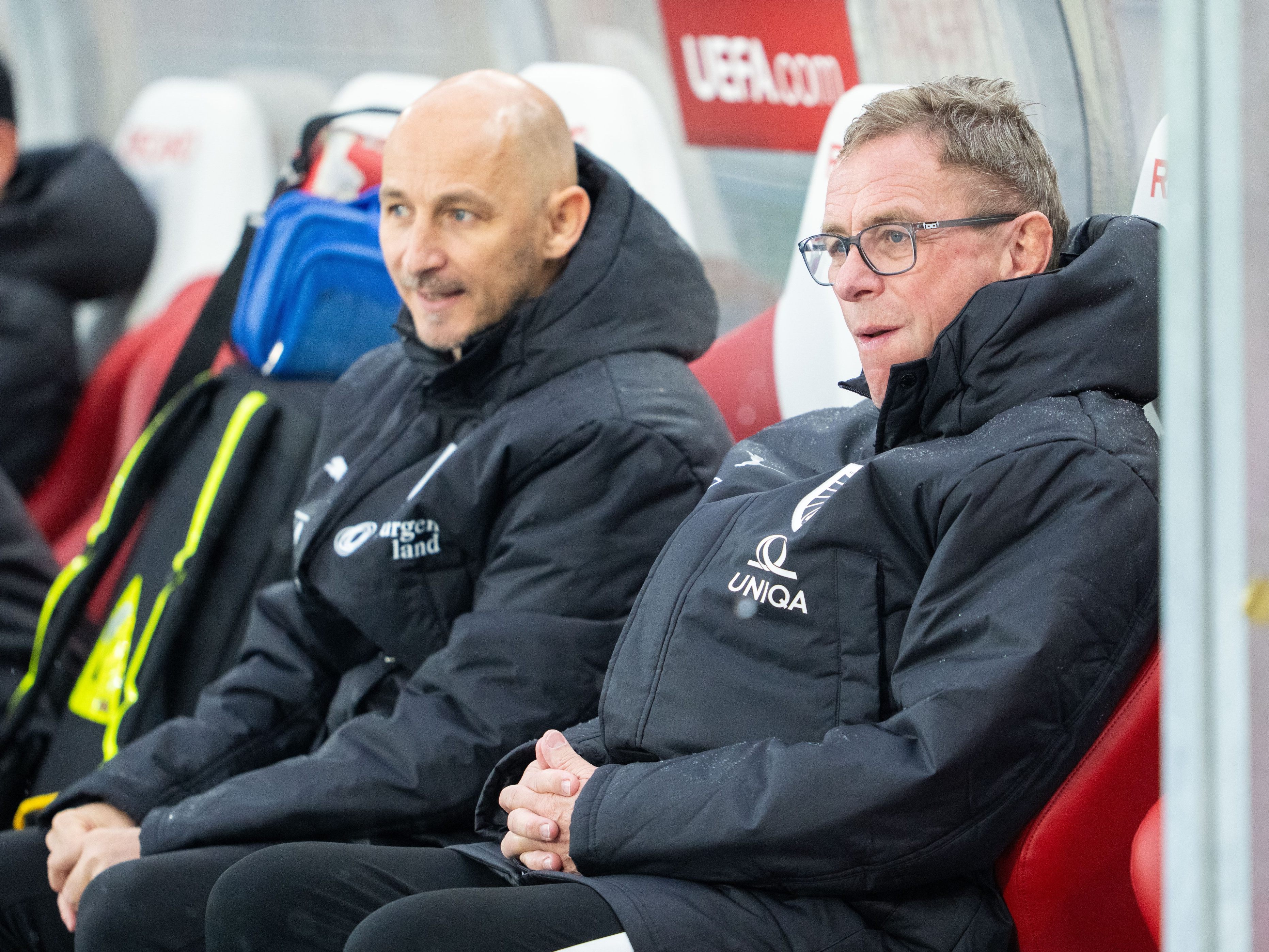 Sieg oder Unentschieden reichen: Teamchef Rangnick (r.) hat einen Plan für das Match gegen Bosnien.