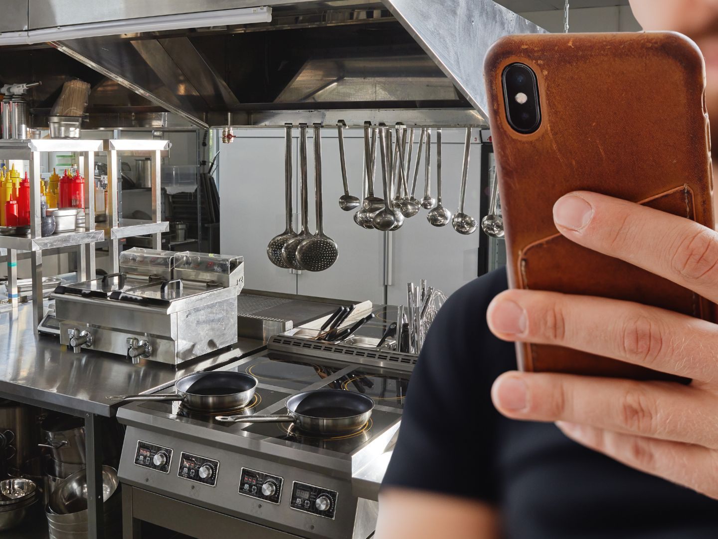 Ein Influencer hat sich als Lebensmittelkontrolleur ausgegeben und sich so Zugang zu einer Restaurantküche verschafft.