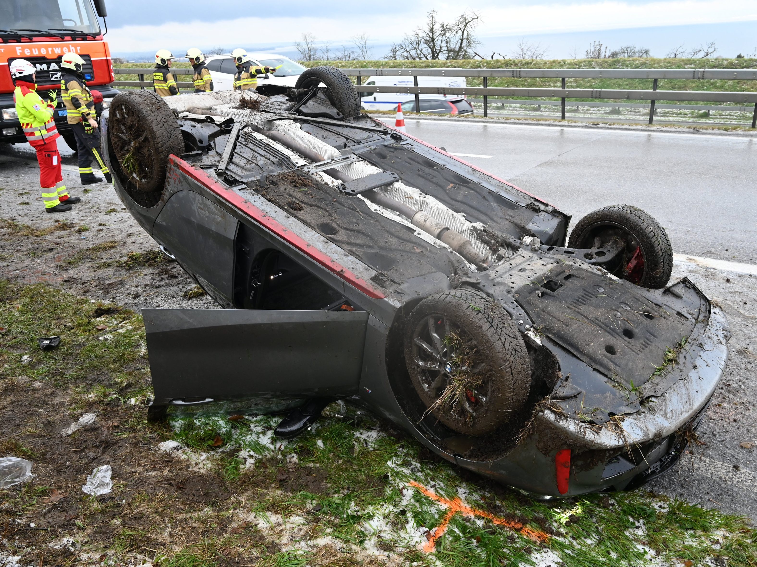 bmw-berschl-gt-sich-auf-der-a1-25-j-hriger-fahrer-schwer-verletzt