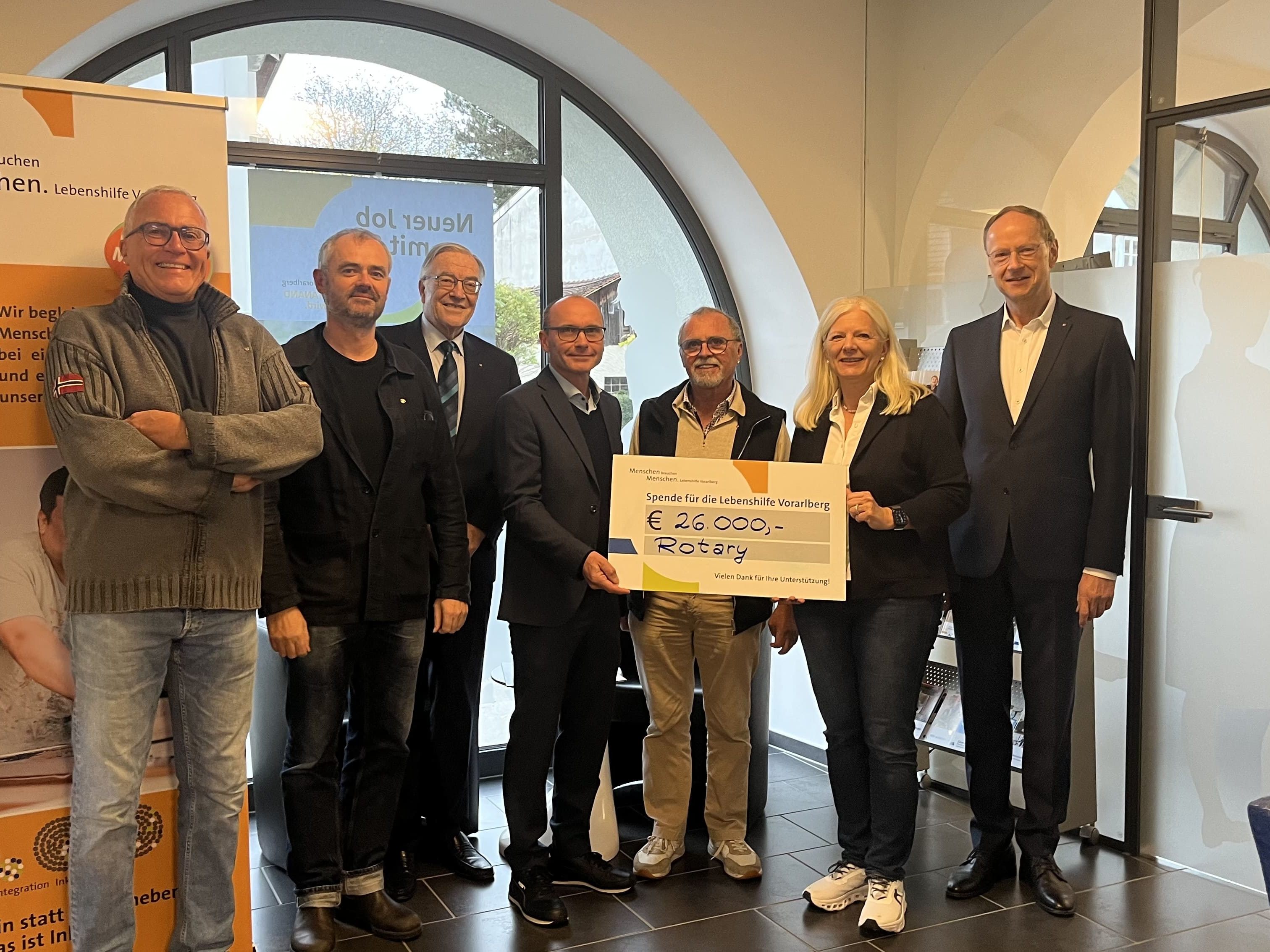 Rotary-Clubs-spenden-26-000-Euro-f-r-neuen-Bus