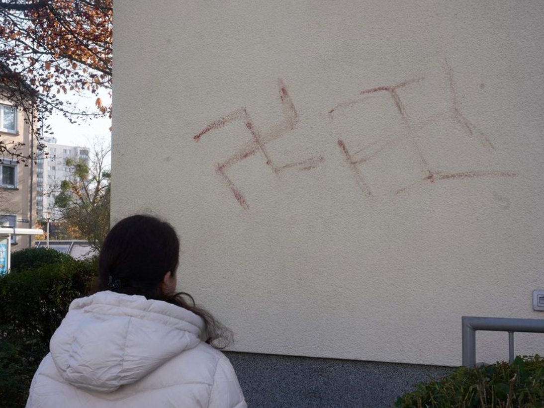 Polizei fasst Mann nach blutigen Hakenkreuz-Schmierereien