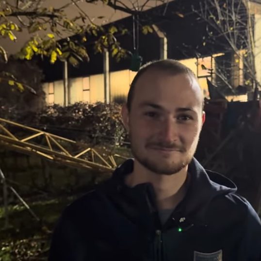 Manuel Reis über den Kran in seinem Garten.