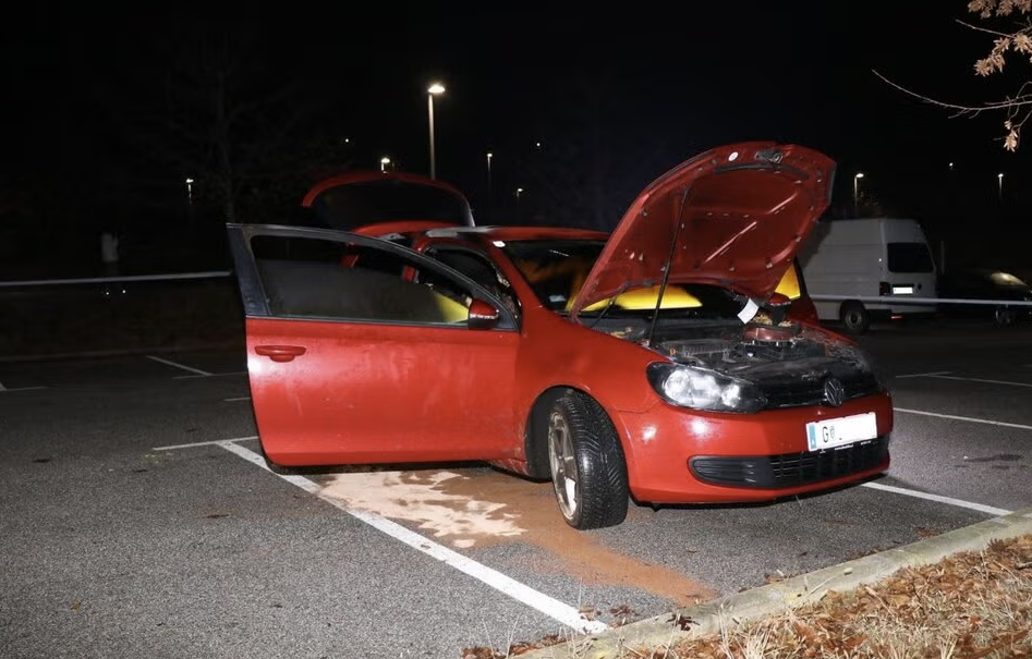 Der rote VW Golf des Verdächtigen.