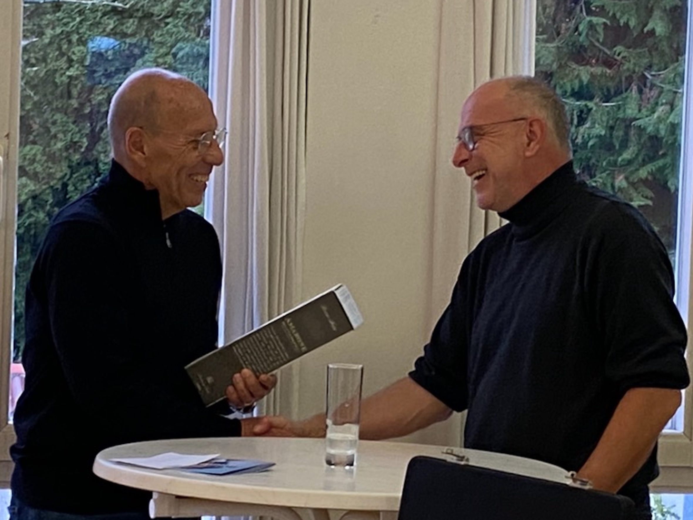 Obmann Michael Rauth dankt Mag. Wolf, der den Vortrag kostenlos gehalten hat. Das Eintrittsgeld spendet der Verein für ein soziales Projekt.