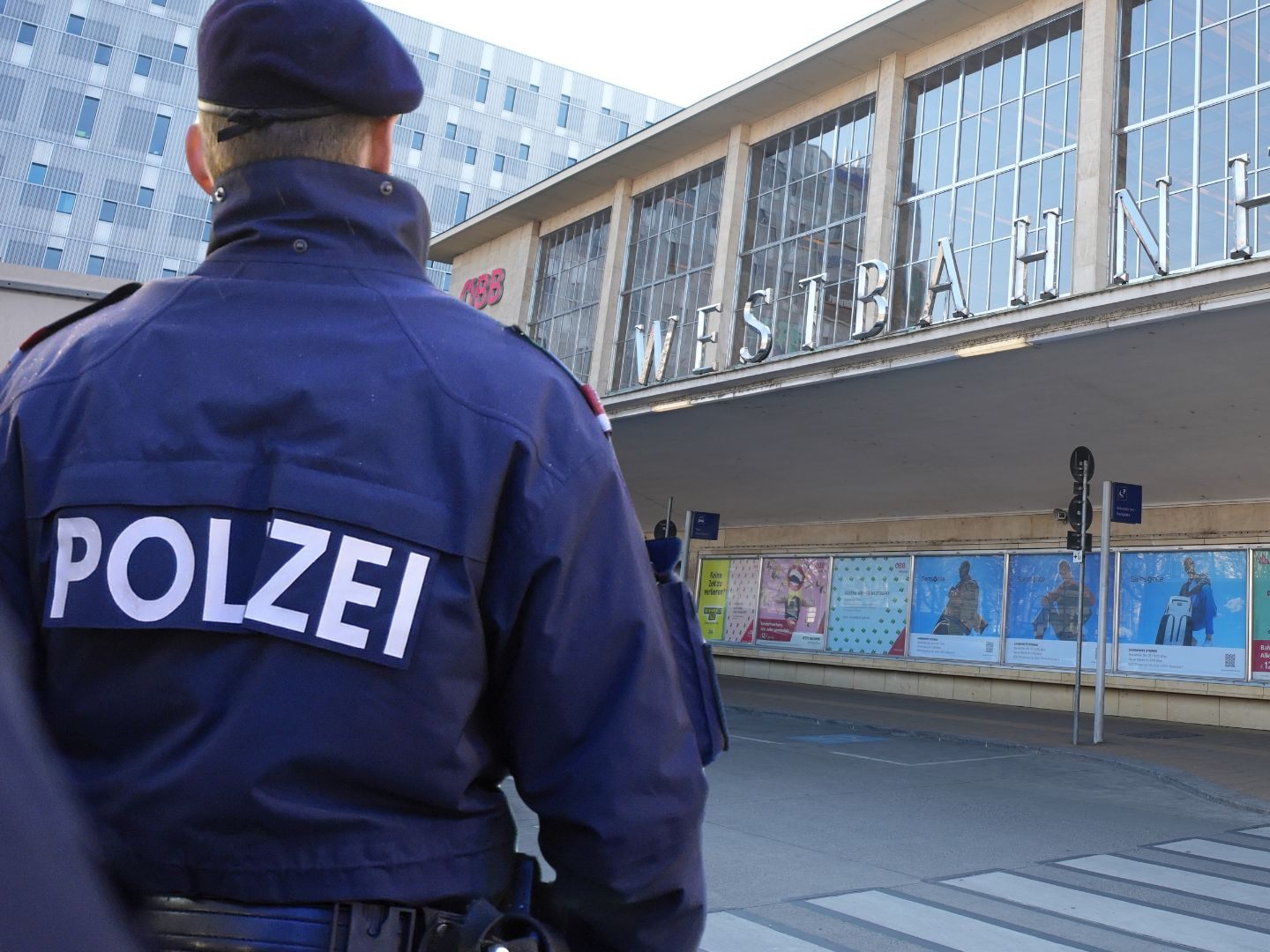 Zwei Burschen wurden nach einem Raubüberfall am Westbahnhof festgenommen.