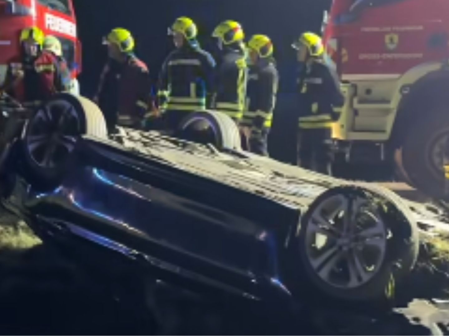 Pkw-landete-bei-Glatteis-im-Acker-Lenker-aus-Wien-aus-Auto-geschleudert