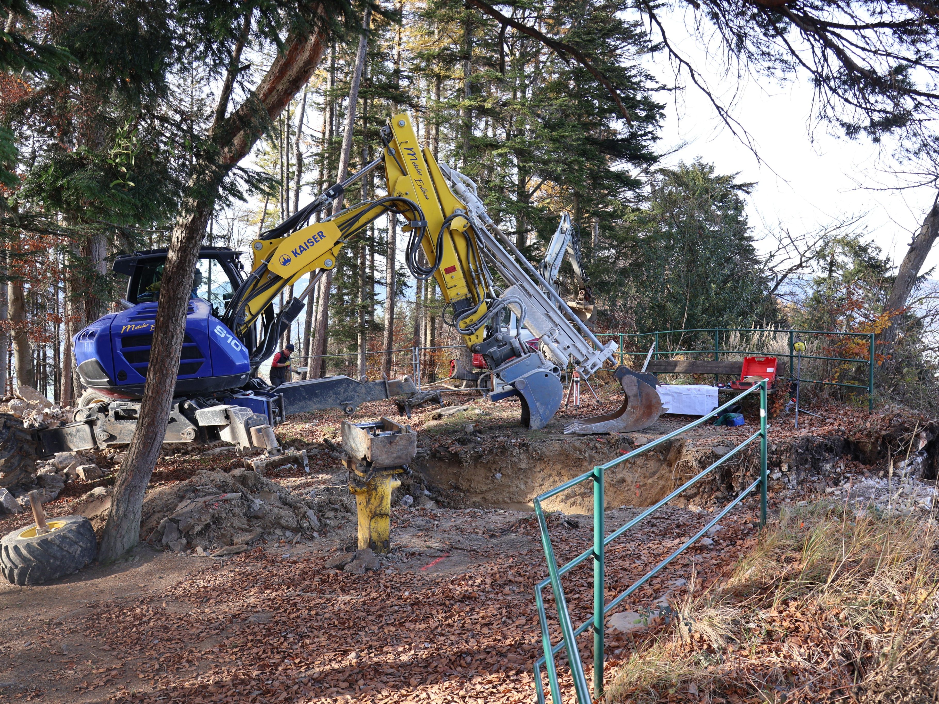 Am Kummenberg wurde mit den Vorarbeiten für die neue BOS-Sendeanlage samt neuem Geländer begonnen
