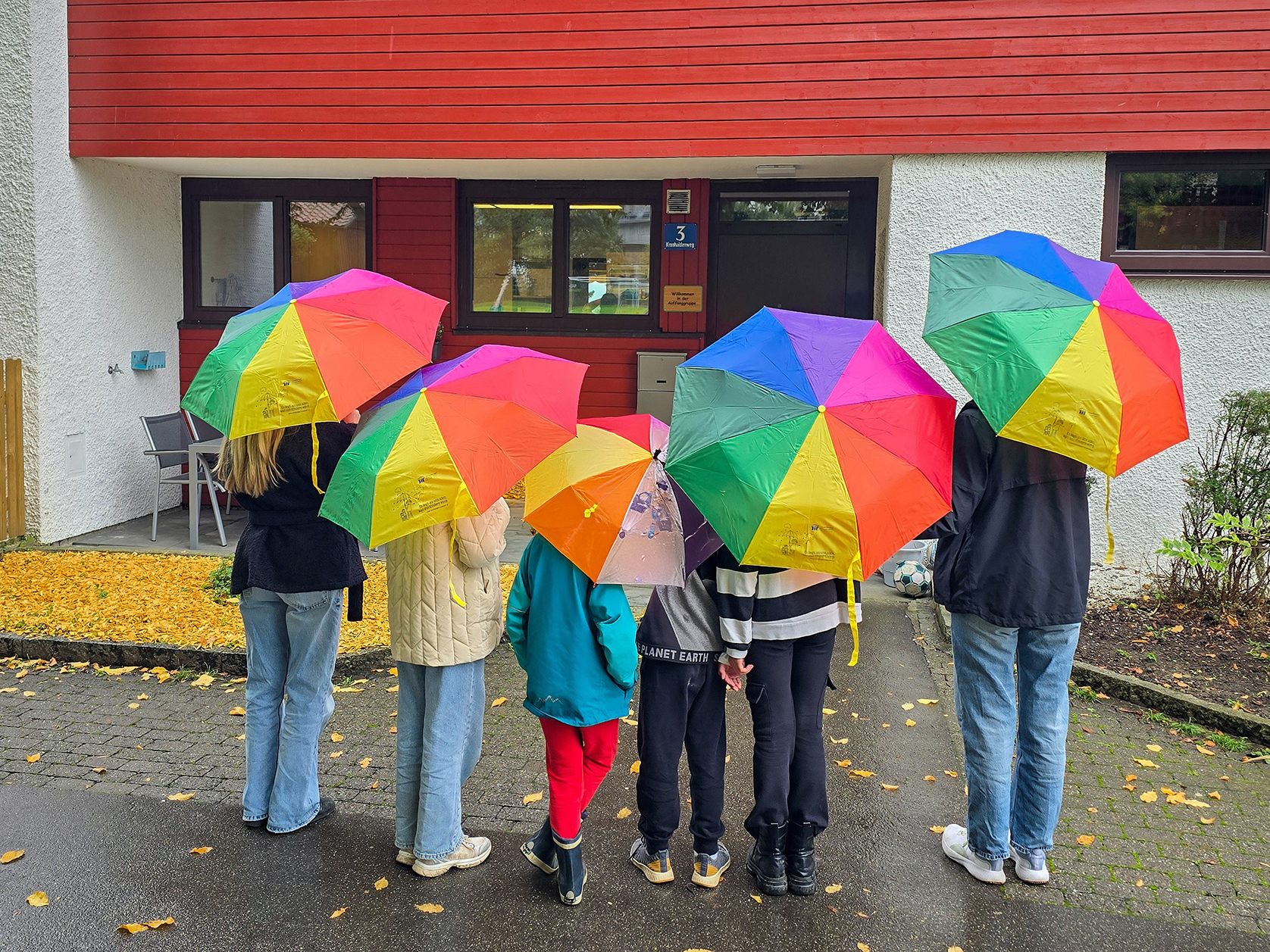 Ein Spaziergang durch das Kinderdorf Kronhalde bietet die Chance zum Blick hinter die Kulissen.