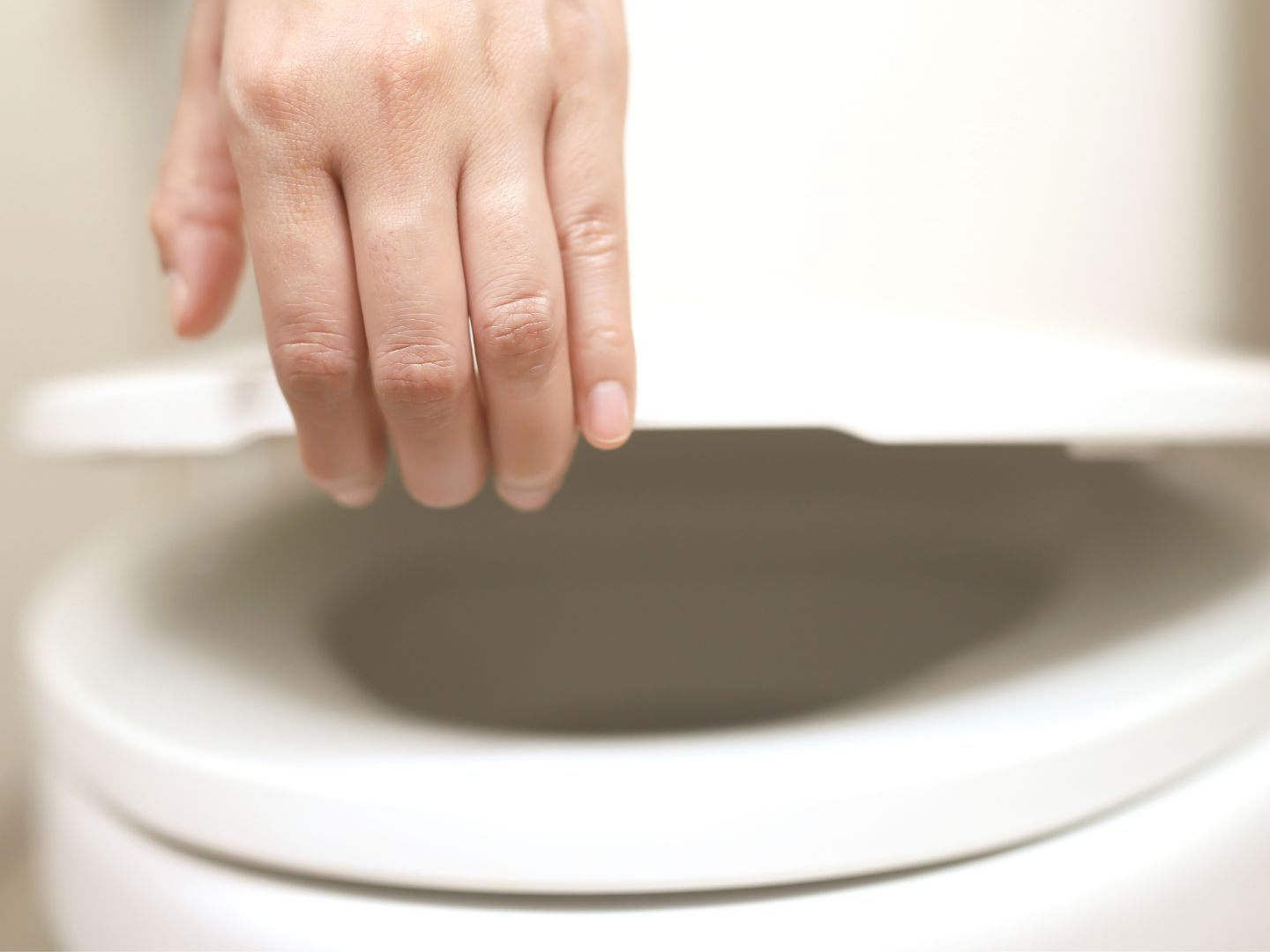 toilettendeckel-offen-warum-das-ein-gro-er-fehler-sein-kann