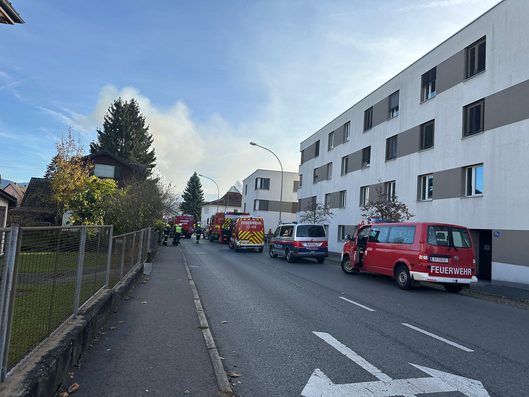 Die Feuerwehr war mit mehr als zehn Fahrzeugen vor Ort.