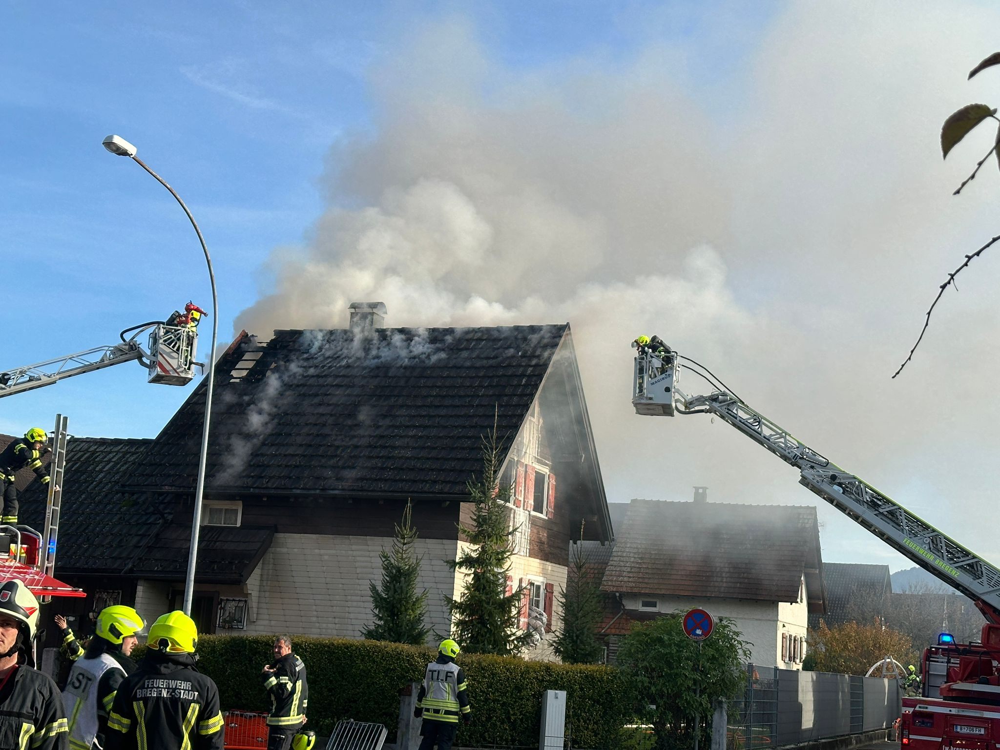 Geb-udebrand-in-Bregenz-Gro-einsatz-der-Feuerwehr