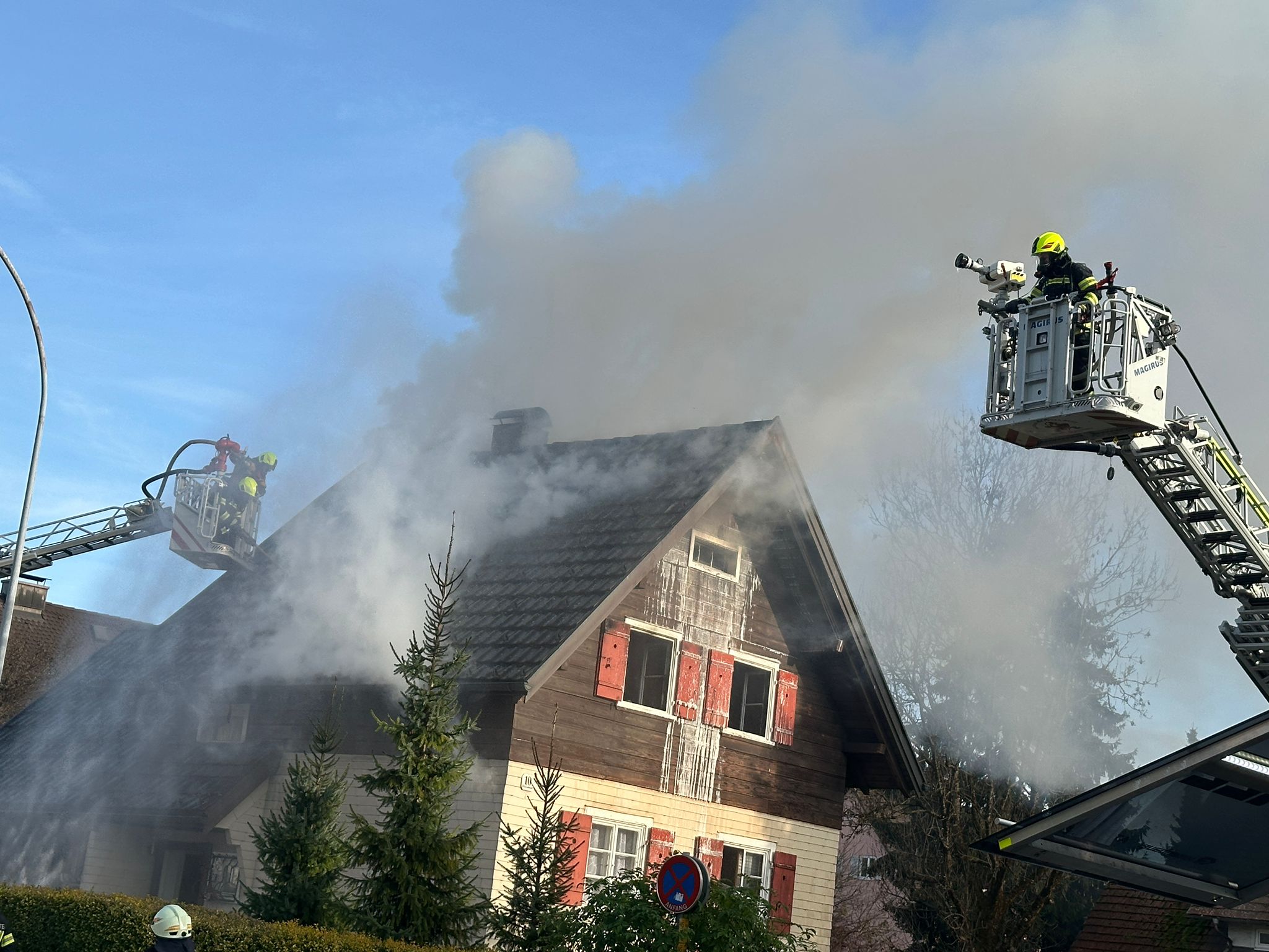 Laut Polizei befand sich zum Zeitpunkt des Brandausbruchs niemand mehr im Gebäude.