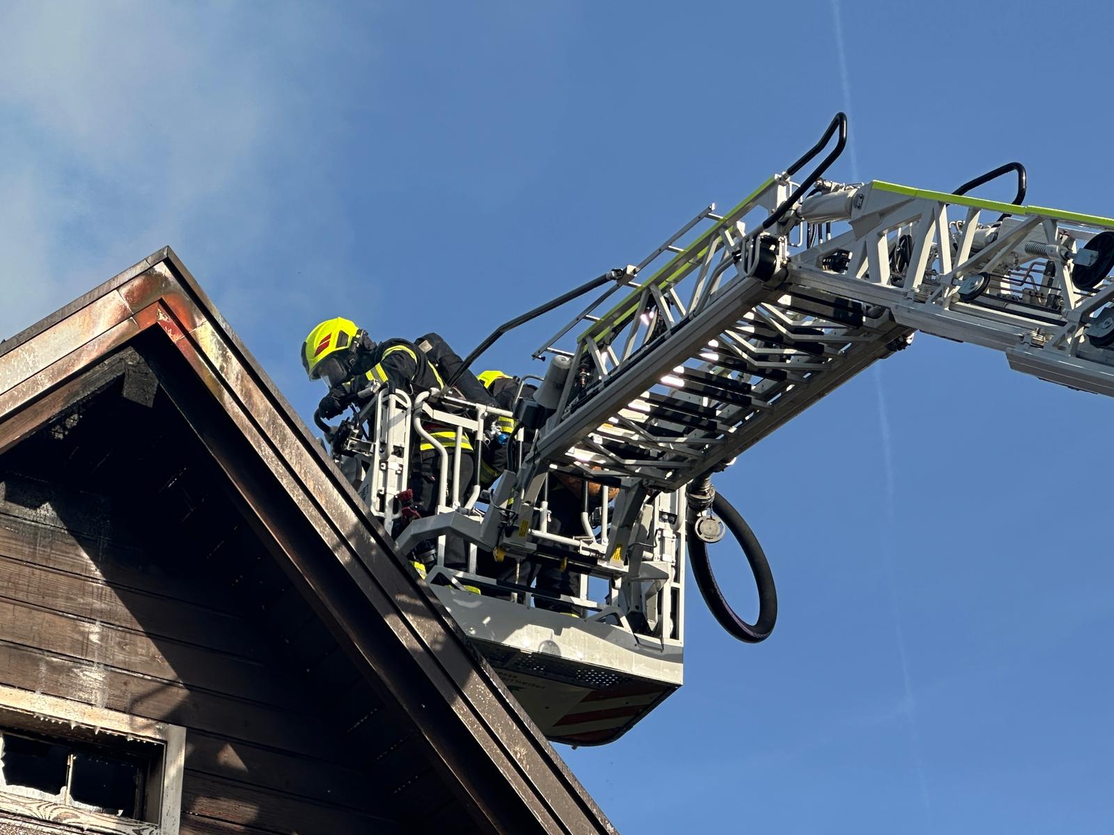 Die Feuerwehr beim Löschen des Brandes.
