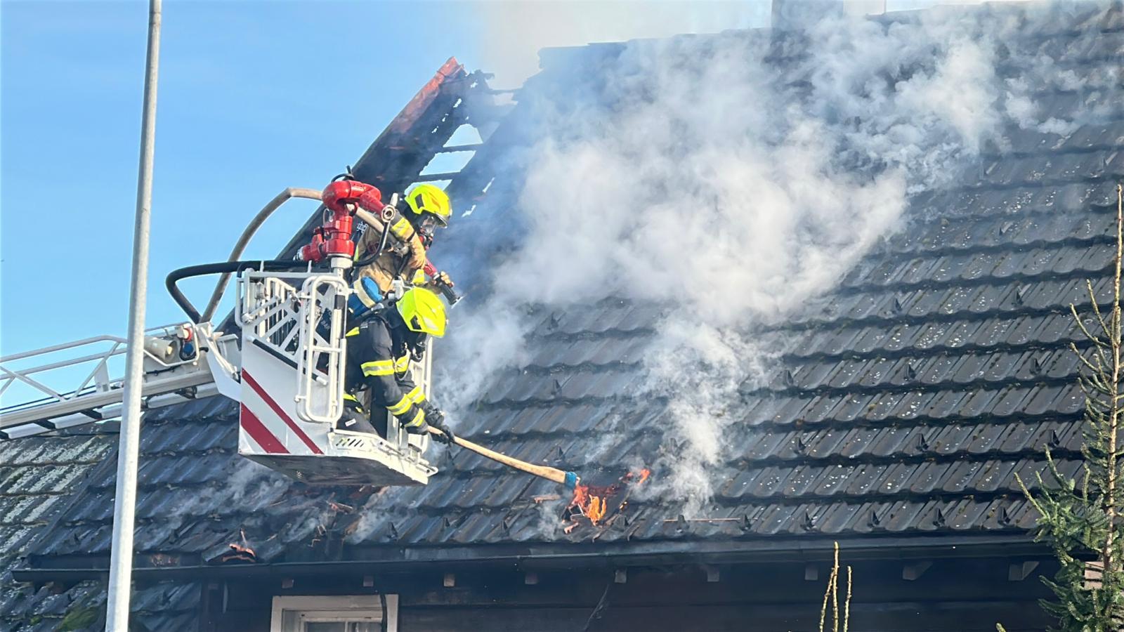 Beim Eintreffen der Feuerwehr schlugen Flammen aus dem Gebäude.