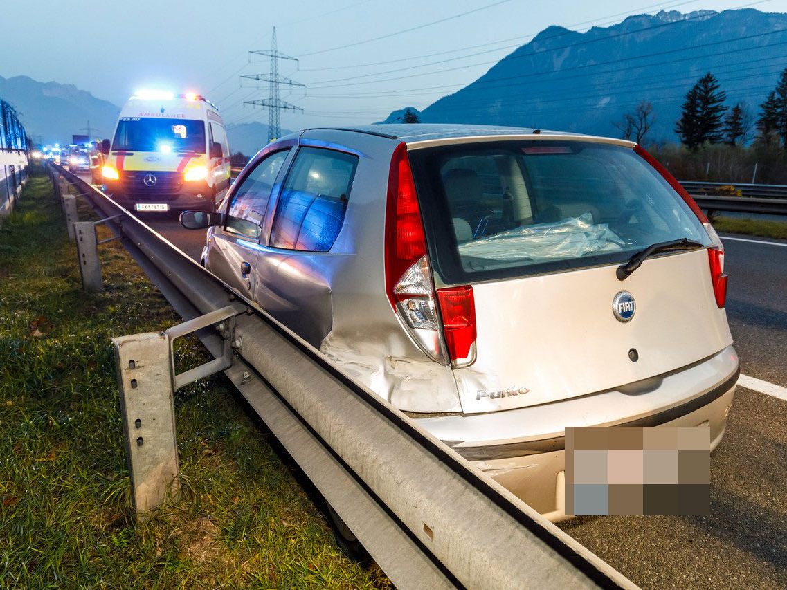 Unfall-auf-der-A14-Auto-kracht-in-Leitplanke