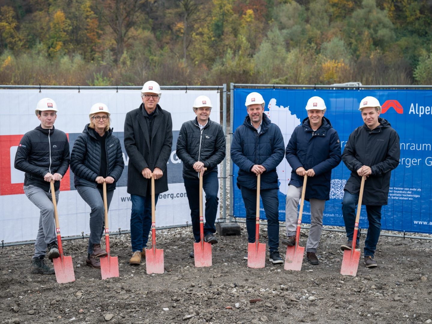 v. l. Felix Nettinger (Rhomberg Bau), Architekten Eveline und Reinhard Drexel, Christian Jauk (Rhomberg Bau), Markus Allgäuer (Alpenländische), Bgm. Dieter Egger, Projekt- und Bauleiter Patrick Ströhle (Alpenländische)