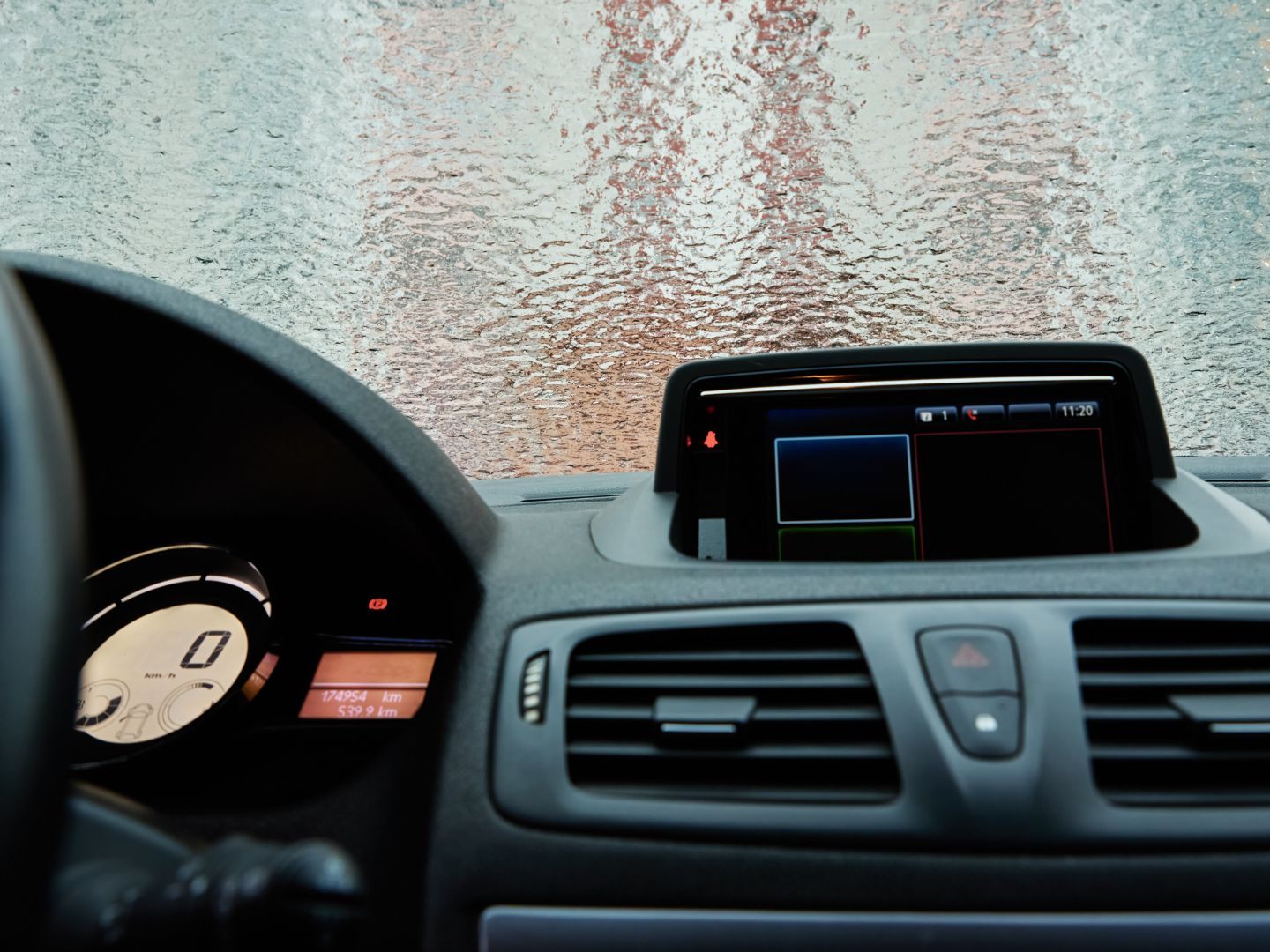 Wenn-die-Frontscheibe-von-innen-friert-Was-Autofahrer-im-Winter-wissen-sollten