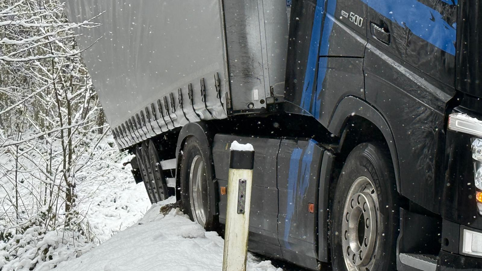 Der hintere Teil des Aufliegers stand bereits teilweise abseits der befestigten Straße.
