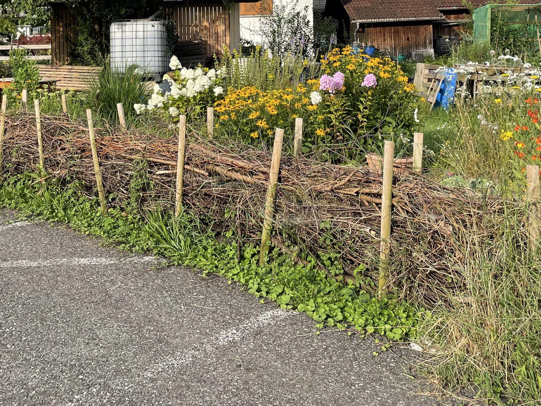 Alle Infos, wie Sie eine Benjes- oder Totholzhecke anlegen, gibt’s auf www.hohenems.at