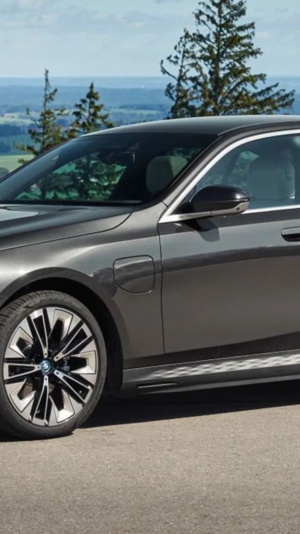 Landeshauptmann Markus Wallner (ÖVP) fährt einen BMW 550e xDrive mit 498 PS.