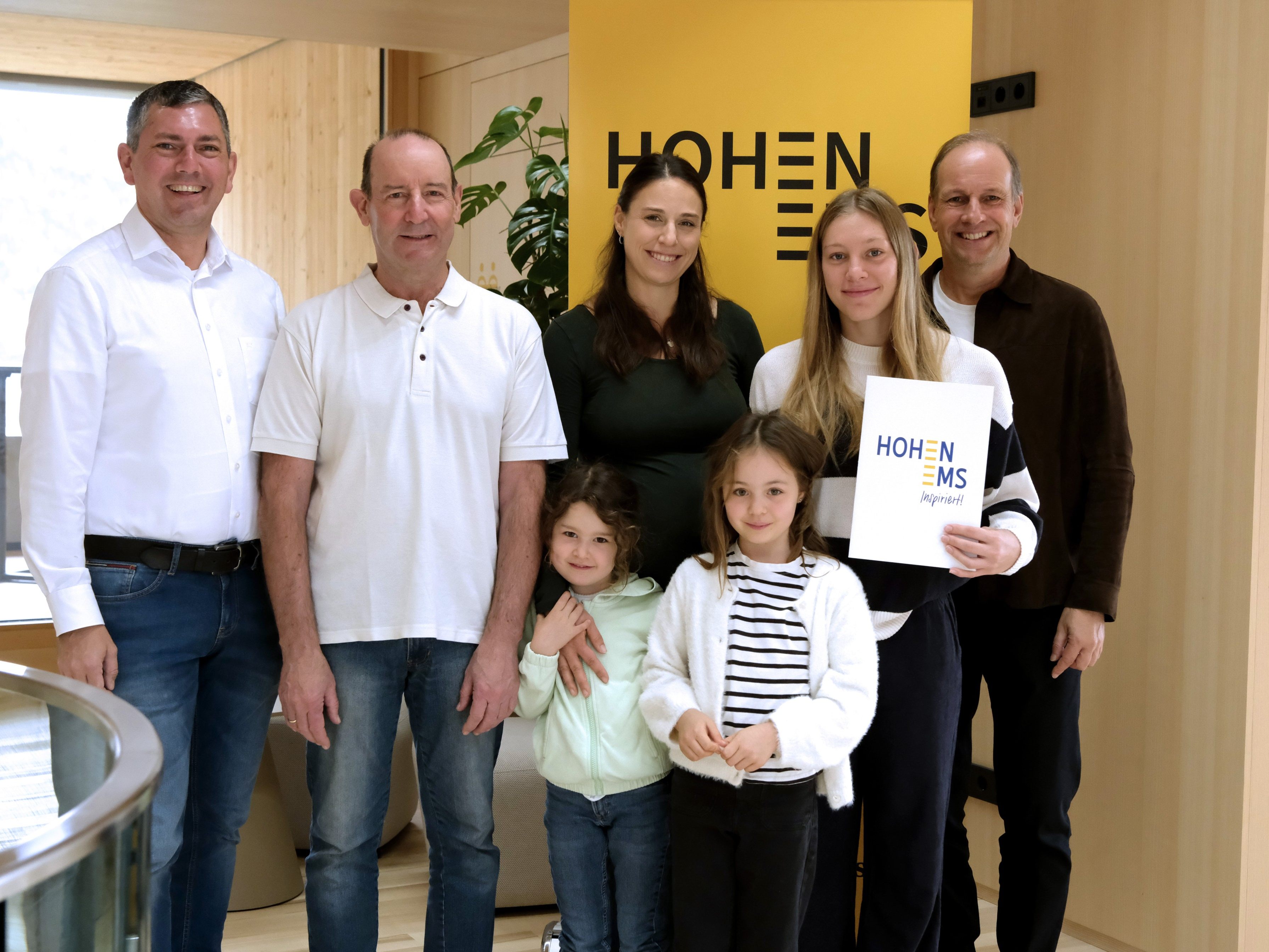 LAbg. Vize-Bgm. Markus Klien (l.) und Bgm. Dieter Egger (r.) gratulierten Leni Bohle, in Begleitung von Turnerschaft-Obmann Gernot Engl und Vize-Obfrau Bettina Messner mit ihren Töchtern.