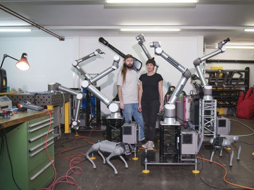 Andrea Anner und Thibault Brevet – ein Künstlerduo, das menschlich-maschinelle Interaktionen jenseits klassischer Fabrikumgebungen erforscht – mit Robotik und industrieller Automation als Medium.